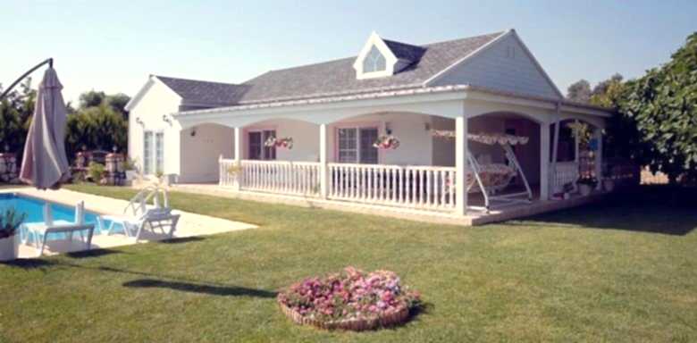 Fiyatları tasarıma, oda sayısına, kat sayısına ve içinde yer alacak özelliklere göre değişkenlik göstermektedir. Prefabrik evler tek ya da çift katlı, istenilen oda sayısında, iç ve dış kısımda kullanılan malzeme kalitesine göre fiyatlarını değiştirmektedir. Ancak prefabrik ev fiyatı her koşulda diğer yapı türlerine göre hesaplı olup kullanıcılar için tasarruf sunmaktadır.